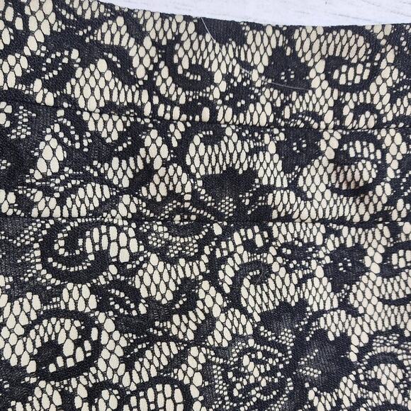 Bebe Women's Shorts Size 6 Black And Cream Lace Embroidered Mini Short Classy - Picture 3 of 5